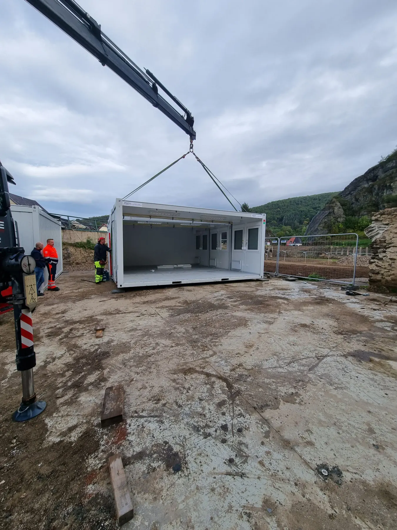 Container-Montage mit Kran