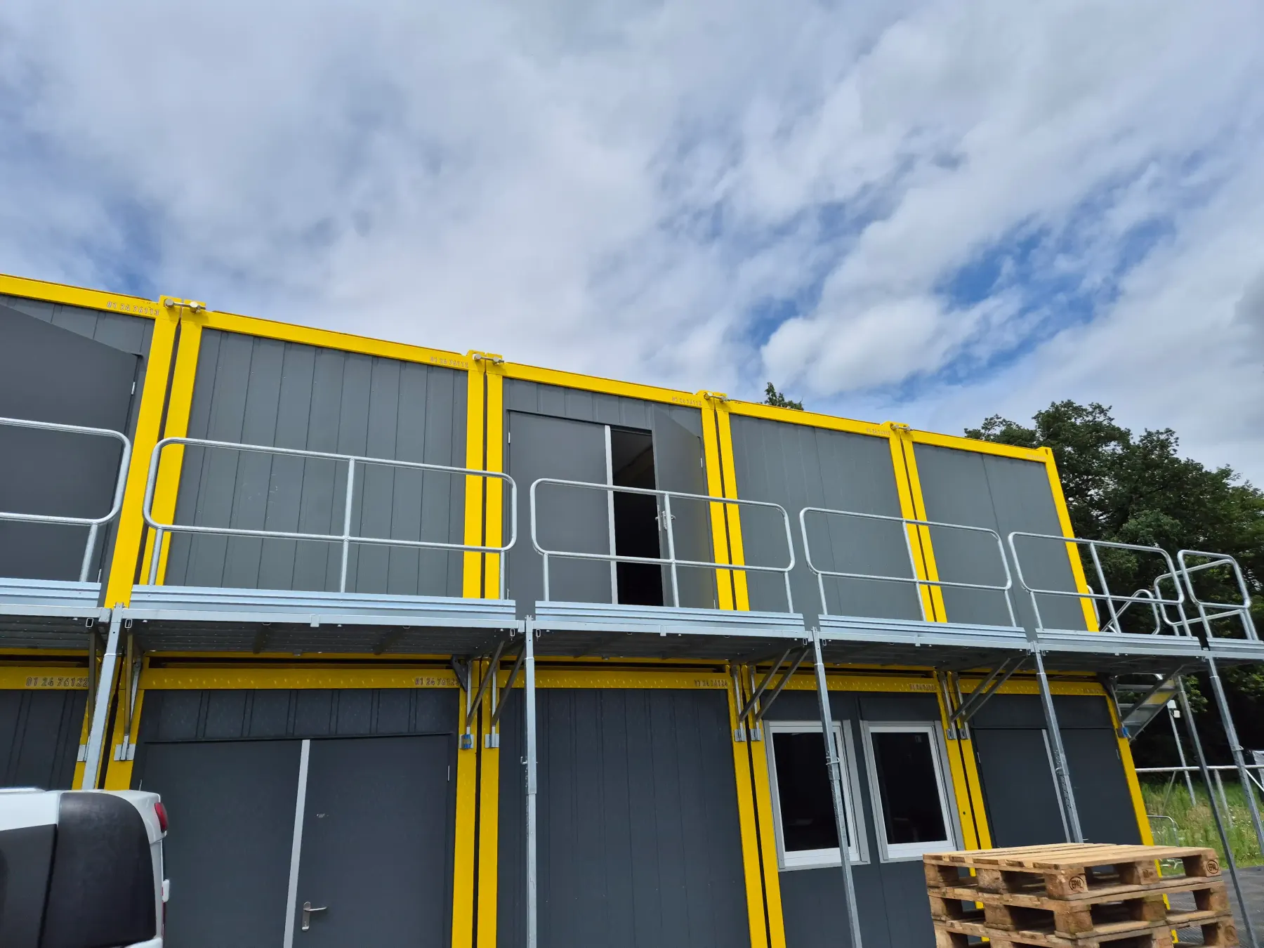 Containeranlage mit gelben Stahlrahmen
